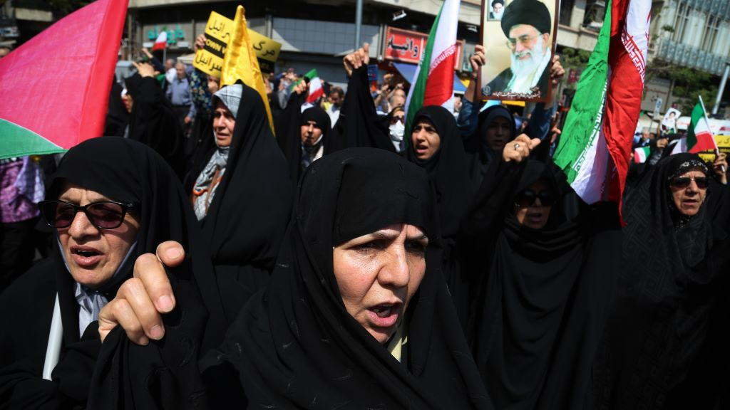 Mulleres iranianas corean consignas durante una manifestación antiisraelí en Teherán o pasado 19 de abril. (Foto: Europa Press / Contacto / Rouzbeh Fouladi).