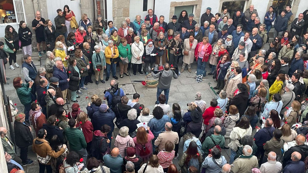 Canto popular do "Grândola, vila morena", esta quinta feira, en Vigo. (Foto: Nós Diario)