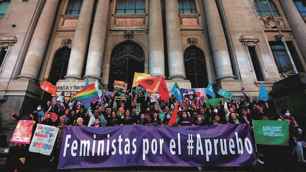 Entidades feministas de Chile nun acto para reclamar o voto afirmativo á nova Constitución do país, que substituiría a de Pinochet. (Foto: Feministas por el Apruebo)