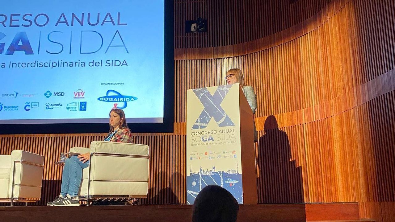 Cándida Álvarez (á dereita) durante a súa intervención en outubro no congreso galego sobre a Sida (Foto: Agavih).