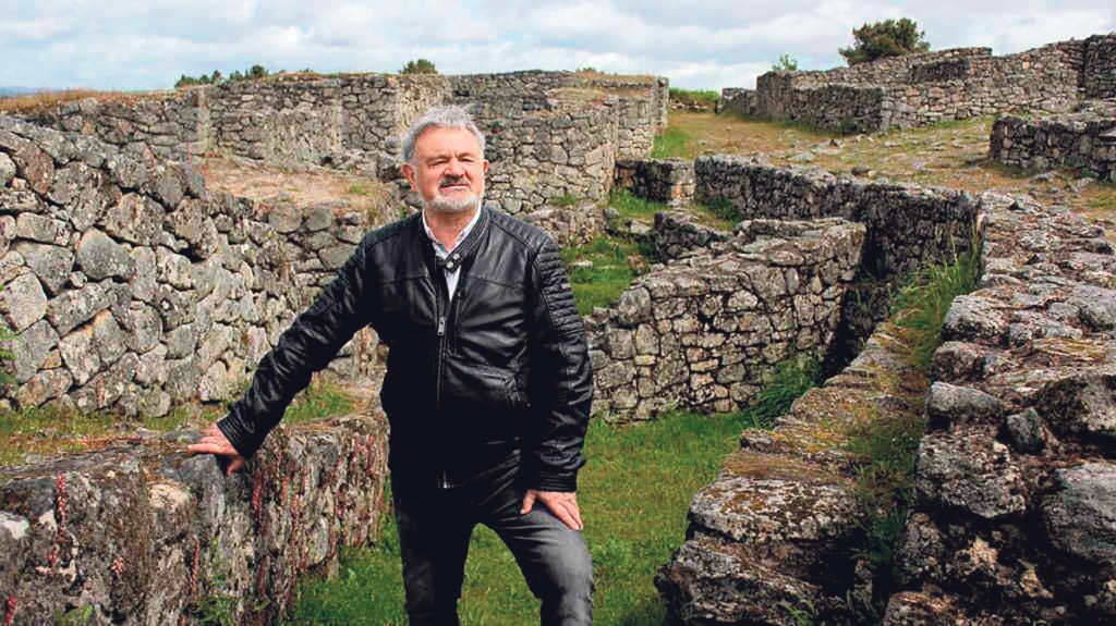 O arqueólogo Felipe-Senén López Gómez no castro de San Cibrao de Las (Foto: Laura Barcala).