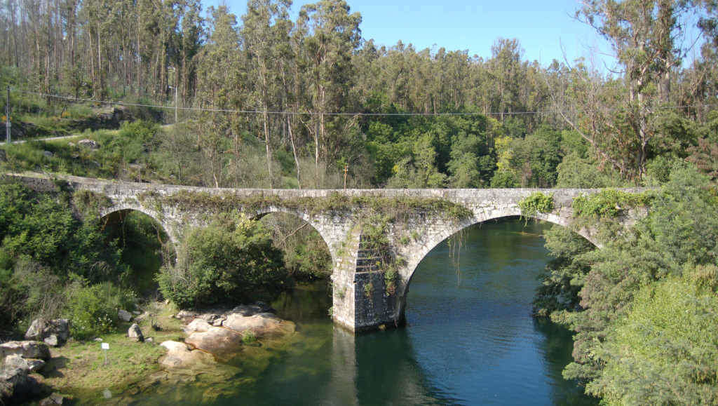 Ponte medieval sobre o río Verdugo (Foto: Estevoaeí).