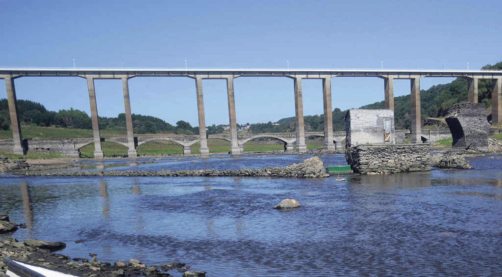 En primeiro plano, restos da ponte romana. Ao fondo, as pontes do século XX que unen Sarria e Portomarín (Foto: Carlos Castro-Europa Press).