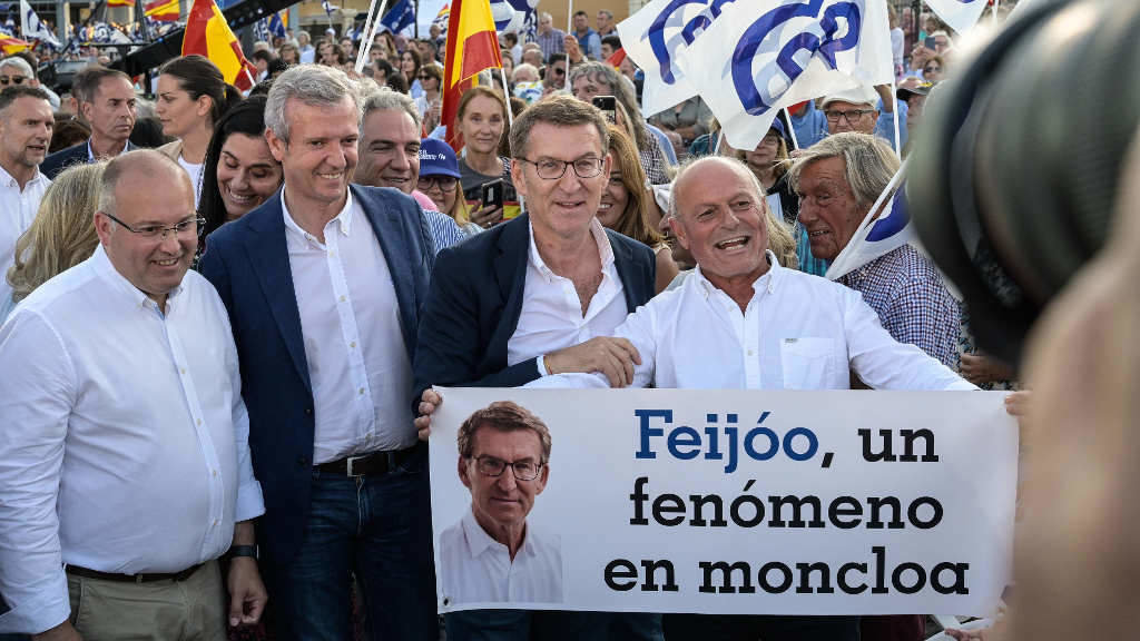 Tellado, Rueda e Feixoo durante o acto de feche de campaña das eleccións estatais o pasado 21 de xullo na Coruña. (Foto: M. Dylan / Europa Press)