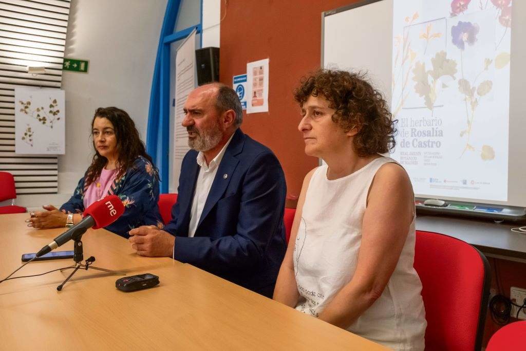 Goretti Sanmartín, Anxo Angueira e María López Sandez na presentación de onte.