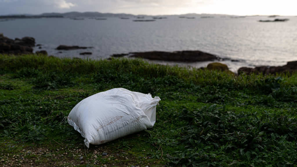 Un dos sacos con pellets atopados en Ribeira (Foto: Elena Fernández / Europa Press).