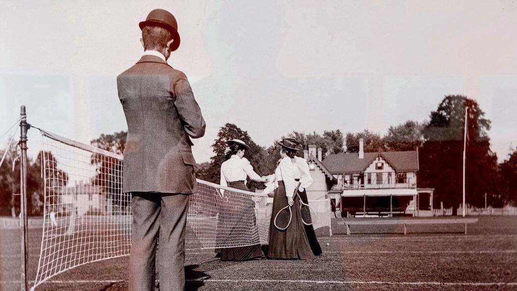 'A Sra. Badgely e a Srta. Moore coa Srta. Sherwood e a Srta. Mowry dándose a man', 1892.