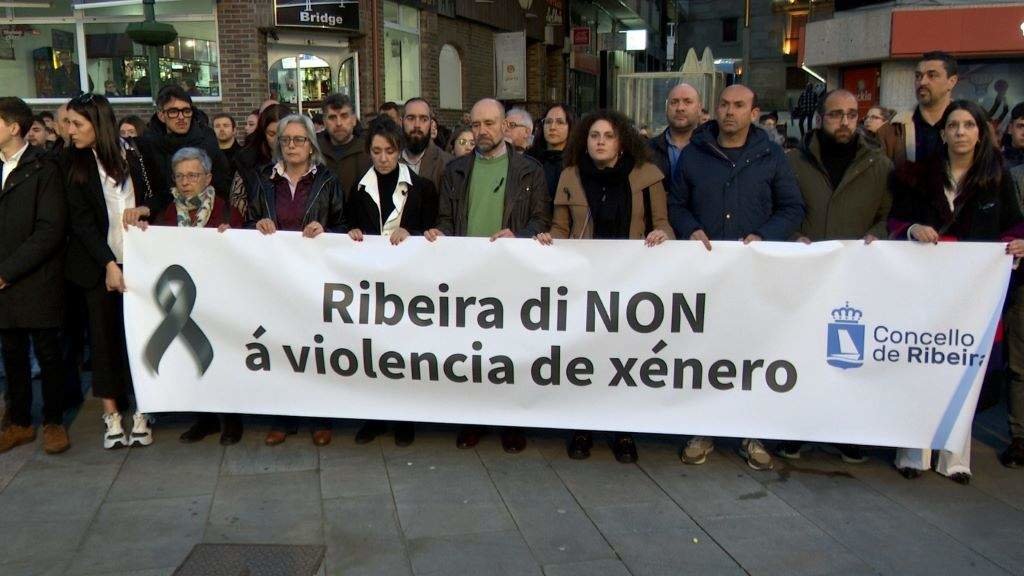 Mobilización en Ribeira en sinal de repulsa polo asasinato de Andrea. (Foto: Europa Press)