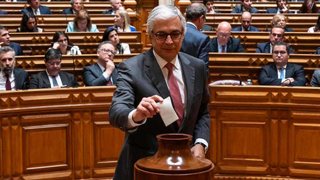 O novo presidente do Parlamento luso, José Pedro Aguiar-Branco, votando a cuarta feira no Pleno. (Foto: Assembleia da República)
