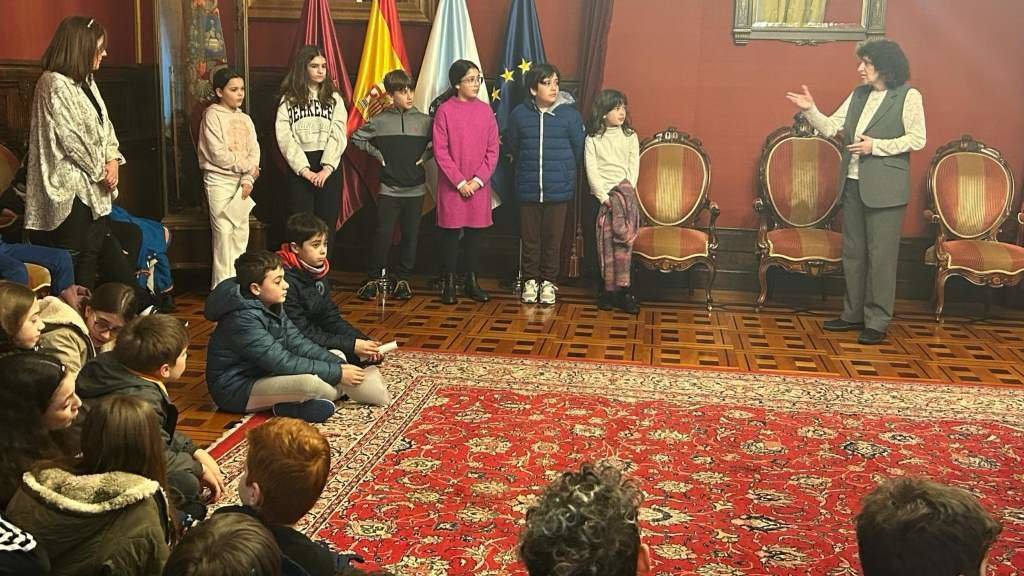 A alcaldesa de Compostela Goretti Sanmartín recibiu no salón de plenos o alumnado de 5º e 6º de Primaria do CEIP López Ferreiro. (Foto: Pazo de Raxoi)