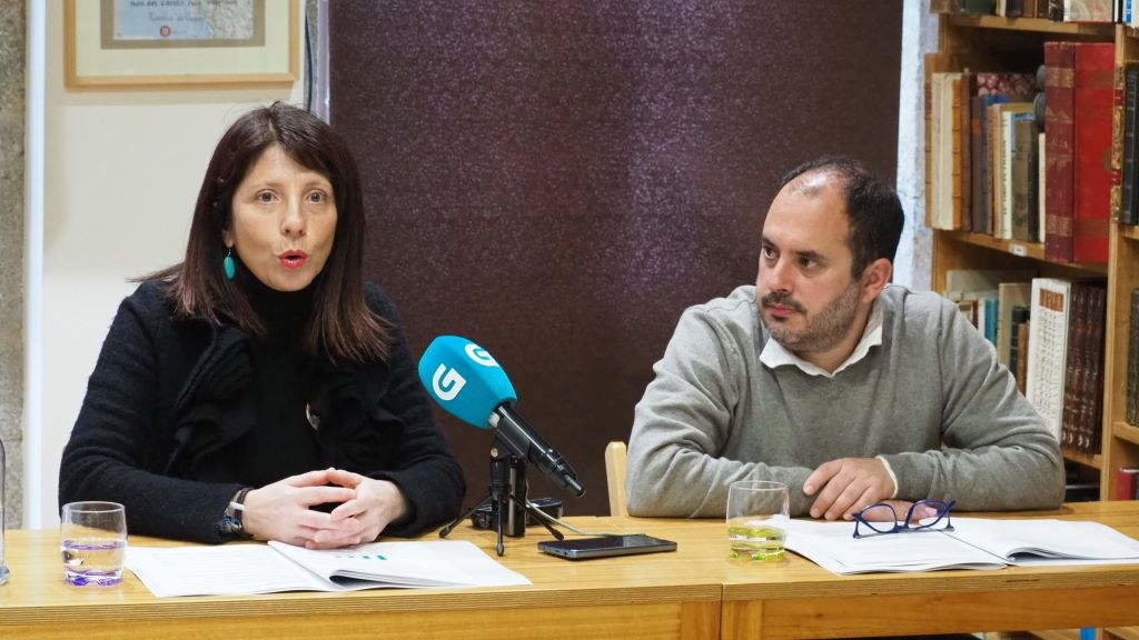 Soledad Agra e Marcos Maceira esta sexta feira durante a presentación do informe de 2023 da Liña do Galego en Compostela. (Foto: Nós Diario).