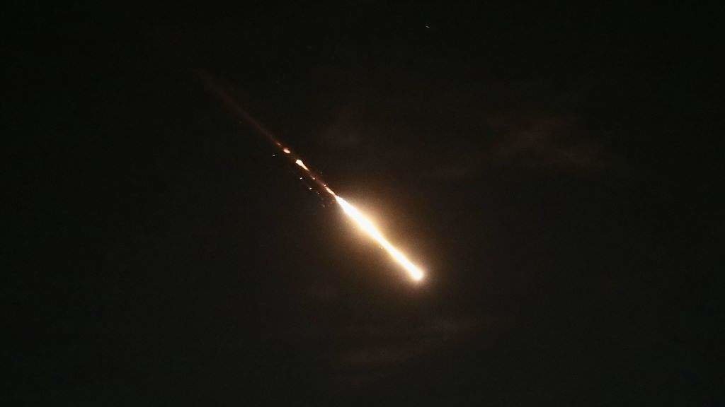 Forte explosión sobre o ceo de Xerusalén após interceptar a Cúpula de Ferro un dos mísiles lanzados por Irán esta pasada noite. (Foto: Europa Press / Contacto / Jamal Awad)