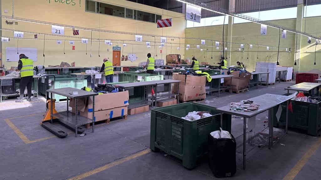 Interior da nave da Iniciativa Social Emprendedora de Reciclaxe Téxtil de Galicia (Insertega) na Coruña (Foto: Nós Diario).
