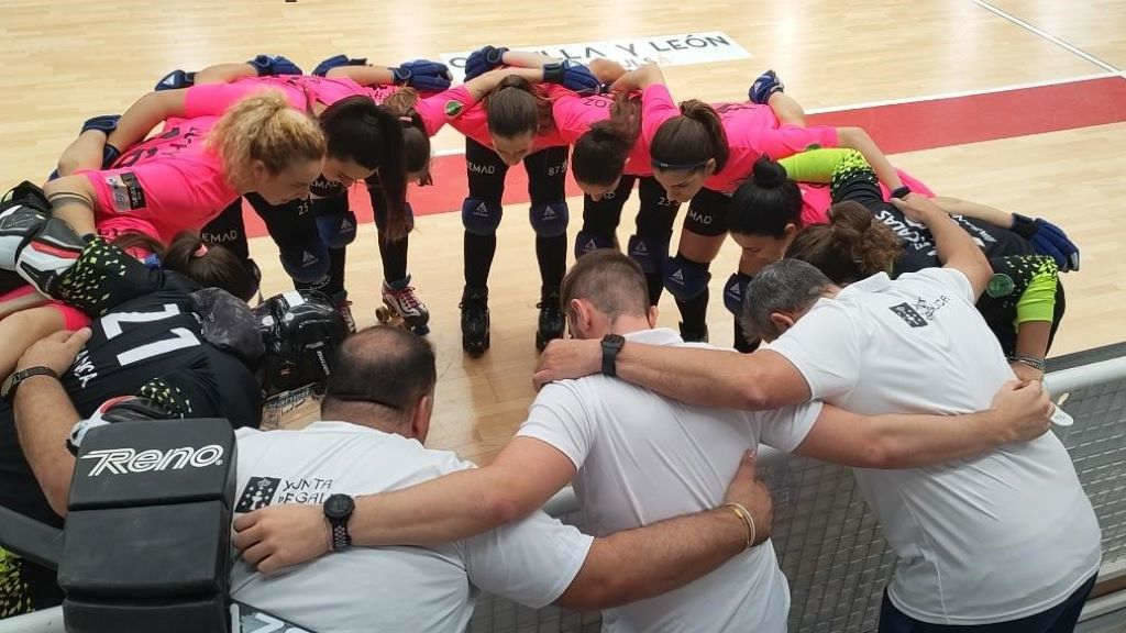 A totalidade das xogadoras e o corpo técnico conxuráronse para chegar o máis lonxe posíbel nunha proba que se disputa en Catalunya. (Foto: HC A coruña).