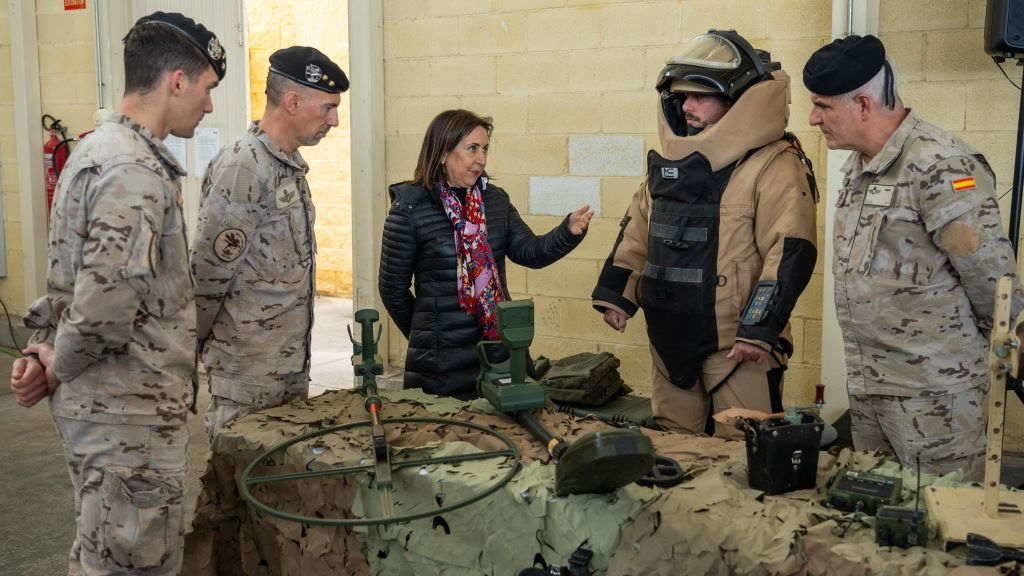 A ministra de Defensa, Margarita Robles, observa distintos tipos de armamento na Base Aérea de Morón, Sevilla, o pasado 8 de marzo. (Foto: Francisco J. Olmo / Europa Press).
